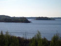 Zicht op Ludza over het Grote Ludza Meer