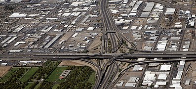 "The Stack (en)", intersection de l'I-10 et de l'I-17. Vue vers le nord au centre-ville de Phoenix.