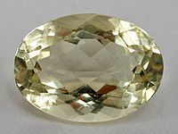 Oval geschliffener Orthoklas aus der Provinz Toliara, Madagaskar Größe: 2,0 cm × 1,4 cm × 1,0 cm (≙ 15,03 ct)