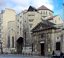 Photographie en 2013 des façades de l'église Saint-Denys et de la basilique