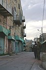 Gesloten winkels in een straat in Hebron, 2008