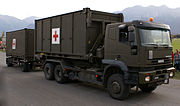 野戦病院カーゴモジュールを搬送するスイス軍のトラック。