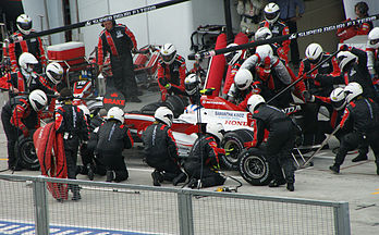 Arrêt au stand d'Anthony Davidson sur Super Aguri F1 au Grand Prix de Malaisie 2008. (définition réelle 1 133 × 703)