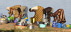 Asszonyok mosogatnak a Nigerben