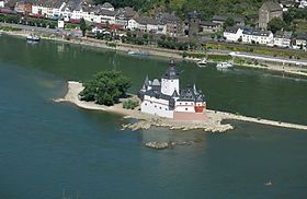 73. Platz: Jörg Braukman mit Blick vom Aussichtspunkt „Blücherblick“ am Rheinburgenweg auf die Burg Pfalzgrafenstein. Am oberen Bildrand Teile von Kaub.