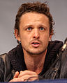 David Lyons interpreta Simon Brenner