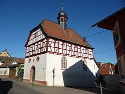 A városháza a Szent Remigius katolikus kápolnával