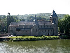 La iglesia abacial de San Pedro (1033-1035), en Hastière