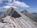 Blick von Westen auf den Kontscheto-Sattel (bulg. für „das Pferdchen“), Kutelo (2908 m) und Wichren (im Hintergrund)