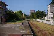 終着駅であり、駅奥に車止めがある。かつては貨物線が延びていた。
