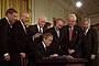 Џорџ Буш потписује Патриотски закон
