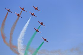 Squadra aerea acrobatica che mostra tricolore.