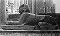 Sphinx fil-periistil, Sfinġi tal-granit ta' Ramses II. 3500 sena, ġej mis-sit tal-Fargħun Thutmose III. Iż-żewġ sfingi l-oħra jinsabu fit-Tempju ta' Ġove fil-Palazz ta' Djoklezjanu u fil-Mużew Split.