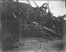 Les personnels de l'hôpital militaire anglais dans les ruines du château, en janvier 1917.