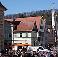 Blick vom Gmünder Marktplatz auf den Standort des Tunnelkamins (sichtbar hinter den Bäumen)