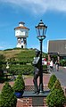 Watertoren met op de voorgrond het monument voor Lale Andersen