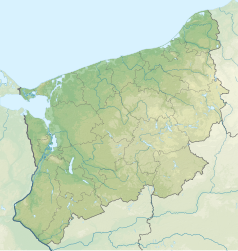 Mapa konturowa województwa zachodniopomorskiego, na dole nieco na prawo znajduje się owalna plamka nieco zaostrzona i wystająca na lewo w swoim dolnym rogu z opisem „Jezioro Racze”