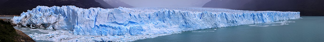 Glaciar Perito Moreno, Parque nacional Los Glaciares, Santa Cruz. Uno de los glaciares más visitados y una de las mayores reservas de agua dulce del mundo. Fue declarado Patrimonio de la Humanidad por la UNESCO en 1981.