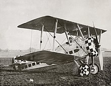 Photo noir et blanc de l'avion. Le moteur et les carreaux arborent le motif à carreaux.