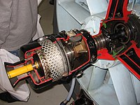 תמונת חתך של מתנע אוויר של מנוע J79, המתנע משתמש בלחץ אוויר של עגלת התנעה ייעודית בשביל להביא את המנוע למהירות סיבוב בו המנוע יוכל להניע ולהאיץ עצמאית לסרק.
