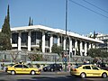 Modernios stilistikos JAV ambasada Atėnuose suderinta su istorine Atėnų aplinka – pastato formos primena netoliese esančio Partenono architektūrą.[11]