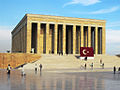 Anıtkabir ji aliyê Emin Halid Onat û Ahmet Orhan Arda (1944–53) ve hatiye çêkirin.