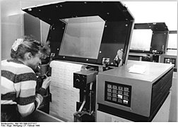 Bundesarchiv Bild 183-1990-0227-017, Leipzig, Volkskammerwahl, Rechenzentrum.jpg