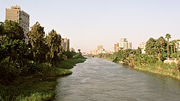 En avgrening av Nilen, Roda till vänster med Gamla Kairo till höger