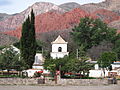 Capilla de Uquía y cerro de los Siete Colores