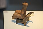Figurilla cucuteni alojada en una silla en miniatura; 4750-4700 a.C.; cerámica; descubierta en Târpești (actual Rumanía); Museo Arqueológico Piatra Neamț