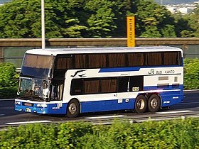 明け方の東名高速道路を走るドリーム大阪号 JRバス関東 D674-01508