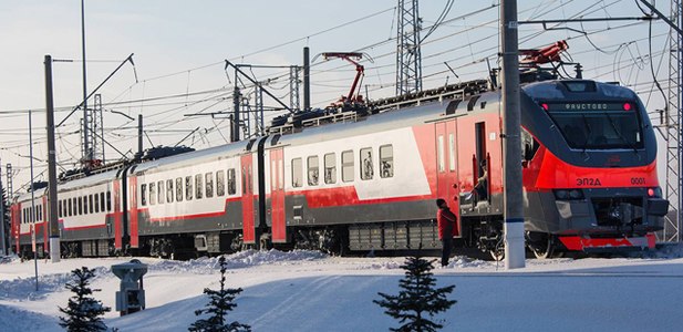 Электропоезд ЭП2Д-0001 с четырьмя типами вагонов. Слева направо: вагоны Пг, Мп, Пп, Мг