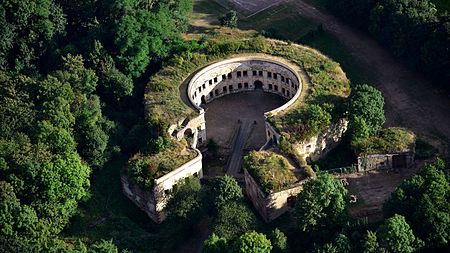 13. Platz: Wolkenkratzer mit Fort Asterstein, Luftaufnahme (2016)