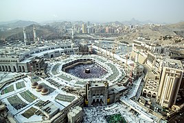 Foto de Mekko en 2019, en kiu aperas la grandan moskeon Masĝid al-Haram antaŭe, kaj Ĝabal an-NurNour fone. Notu, ke la monto Abu Kubajs estas oriente de la moskeo, je la dekstra flanko de la foto.