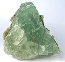 Cristales agudos de halita que presentan un color verde causado por inclusiones de malaquita.