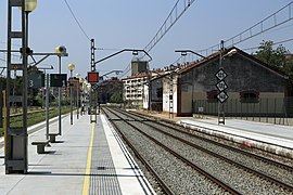Vies, senyalització i catenària a l'entrada de l'estació de Figueres
