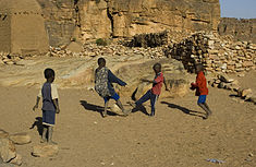 Gyerekek fociznak egy dogon faluban