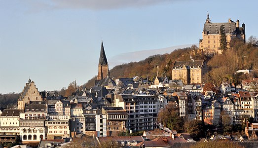 Schloss + Pfarrkirche von Osten