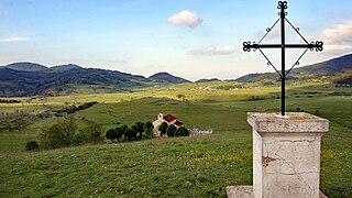 La chapelle et au loin Camurac.