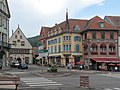 Straatzicht: Place du Marché-rue Saint-Gregoire-Grand Rue met stadhuis