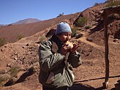 Artesano alfarero interpretando su ocarina en el valle de Las Conchas (Salta, Argentina).