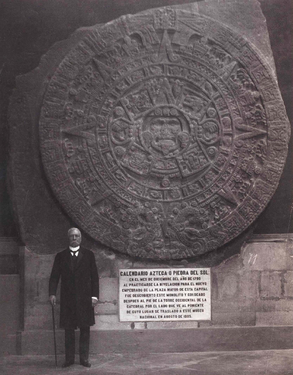 Fotografía de 1910 de la Piedra del Sol con Porfirio Díaz.