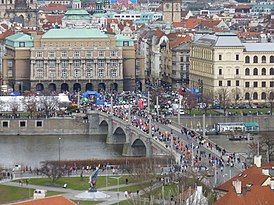 Бегуны пересекают Манский мост в центре Праги