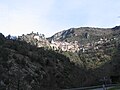 Panorama: l'antico villaggio di Saorgio visto dal basso sull'erta ripida del monte