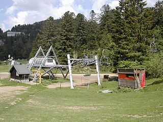 Télésiège à pince fixe, avec terminal Delta construit en 1986 au Lioran dans le Cantal.