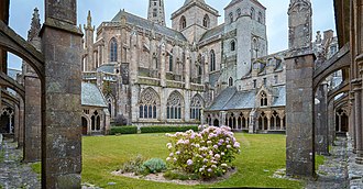 Photographie d'un cloître de cathédrale