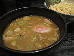 Primo piano di una zuppa per lo tsukemen