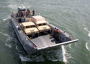 En LCM-8 på väg in på welldäck på USS Tortuga under räddningsarbetet efter orkanen Katrina, augusti 2005.