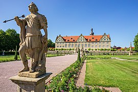 Weikersheim - Schlosspark - Blick von der Mitte des Parterres zum Schloss.jpg