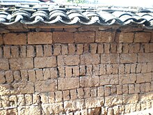Een muur in leemsteen in het oude stadsgedeelte van Lijiang (Yunnan, China)